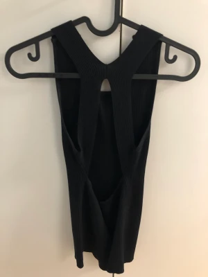 Open back tröja - En snygg tröja med öppen rygg! Funkar super utan BH då tyget är tjockt och skönt. Säljer pga jag har många liknande tröjor. Den är precis som ny i skicket och nytvättad 🖤 Skriv gärna om du har frågor!