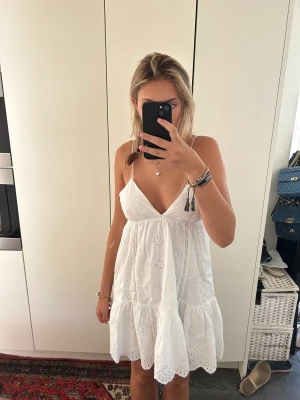 Oanvänd zara klännig - Jätte fin zara klänning, helt oanvänd från förre året❤️