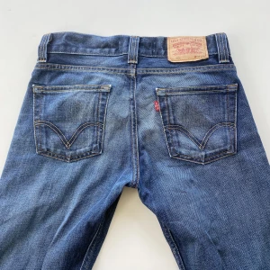 Lågmidjade levis jeans - Lågmidjade mörkblåa levis jeans i rak modell, sitter supersnyggt! Storlek waist 30, jag är 165 och de sitter bra i längden 🤩🙌