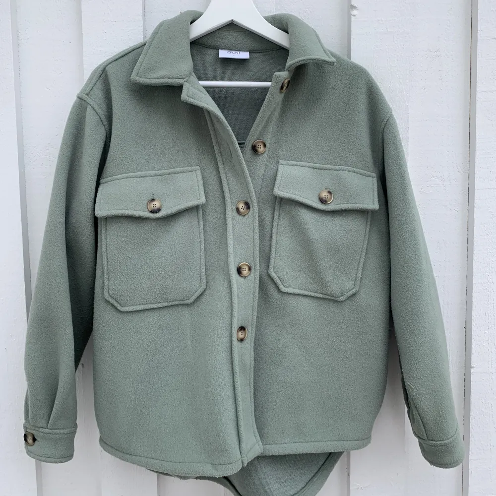 Säljer denna korta kappan i en fin grön färg. Hör av er vid frågor 💘💘. Jackor.