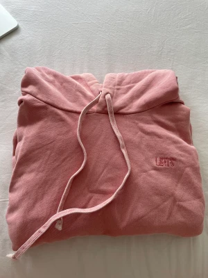 Levi’s hoodie - Rosa hoodie i storlek M. Väldigt fint skick finns ett litet hål vid fickan men syns knappt (bild på skadan finns på tredje bilden). Köpt på Carlings, butik på Väla centrum i helsingborg.