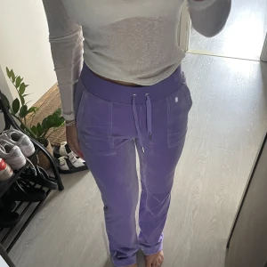Juicy couture - Säljer mina lila juicy byxor för att de ej kommer till användning längre, använda max 5 gånger därav nyskick!! 💜500kr+frakt!!