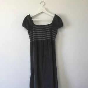 Me♥️i klänning grå storlek M  - Me❤️i klänning grå med rosa detaljer   Supermjuk och skön!   