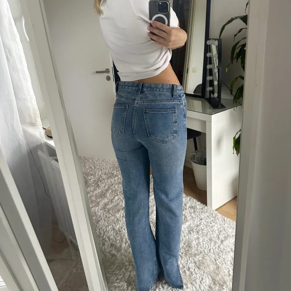 Säljer ett par jätte fina jeans ifrån prettylittlething i en rak modell. Innerbenslängden är 90cm och midjemåttet är 69 cm. Jeansen har en slits på utsidan av benet. . Jeans & Byxor.