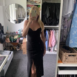 Klänning - Svart midilång festklänning med rysch och slits från Zara i strl M. Klänningen är lite liten för storleken, den passar mig som normalt bär S. Använd en gång. Priset är exkl frakt🫶🏼