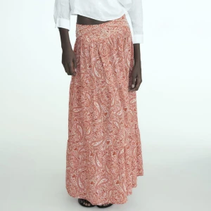 Zara kjol - Kjol från zara i storlek L. Sitter med som en M, perfekt lågmidjad. Använd ca 1 gång. Slutsåld på hemsidan