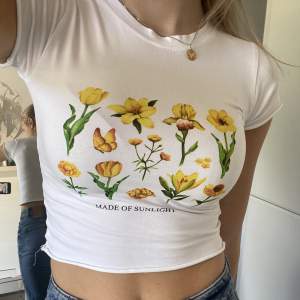 Tight t-shirt med gula blommor. Avklippta kanter (var så vid köp) Skriv privat för mer info/fler bilder osv!☺️