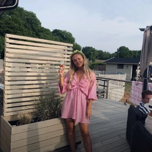 Klänning från Zara - Storlek small. Färg: rosa. 