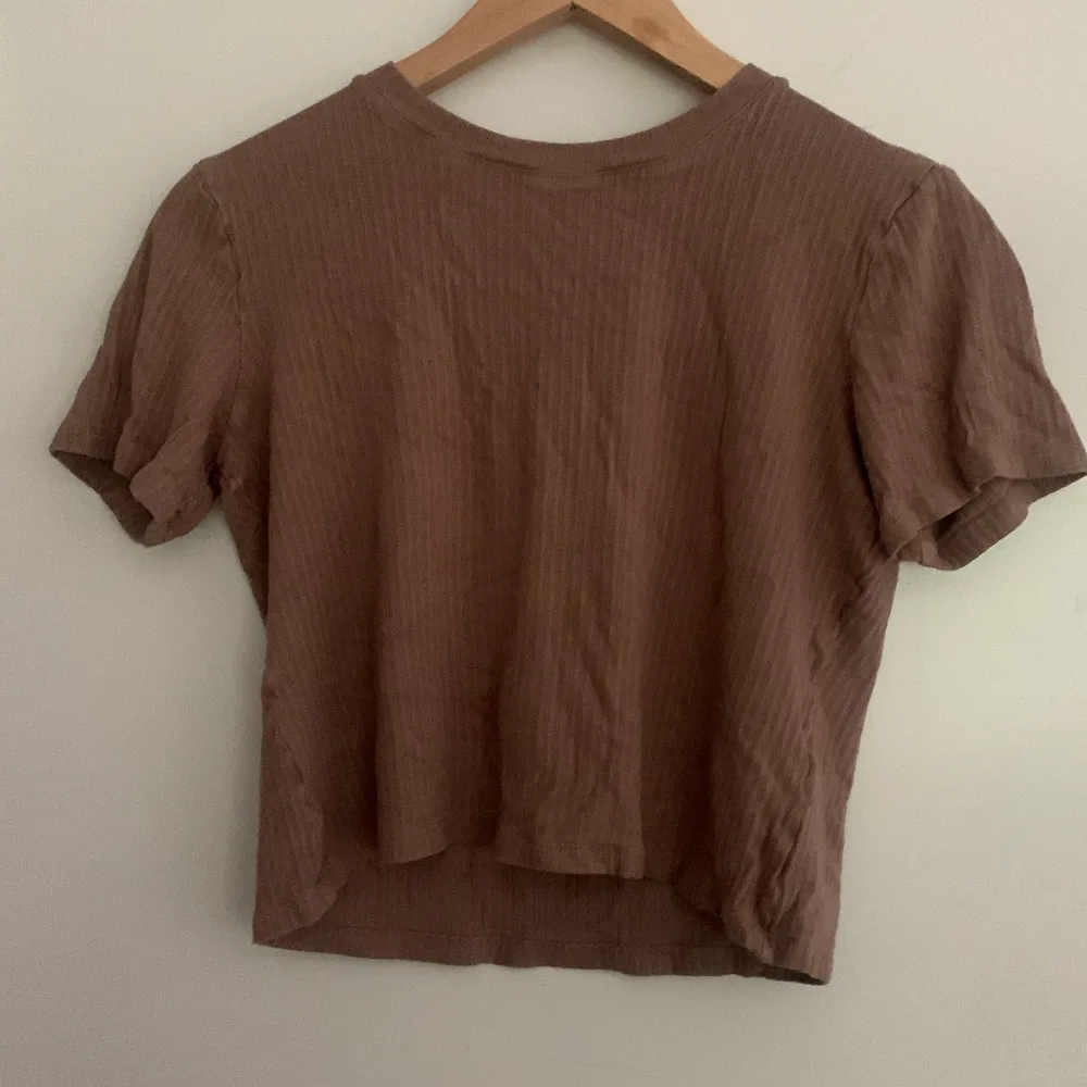 Detta är en jätte fin kort ärmad t-shirt. Tröjan är från Monkl. T-shirts.