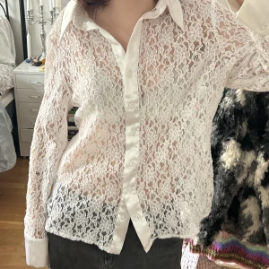 Spetsshorta  - Spetsshorta köpt på humana förra året. Supersnygg och lite genomskinlig. Storlek 44 men passar bra på mig som vanligtvis har storlek s.