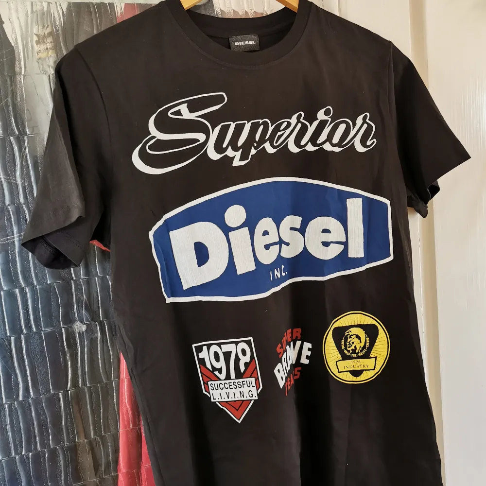 Svart t-shirt med tryck från märket Diesel. Den är i mycket fint skick.. T-shirts.