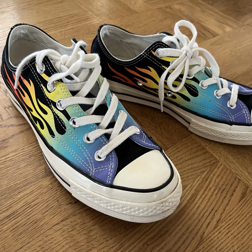 Sälja mina fire converse skor i jättefint skick som kommer inte använda länge. De har använt så lite av mig. Det är ingen fel på skorna. Det är 40 EU, 25.5cm eller 7 UK i storlek. Skor.