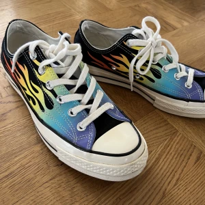 Converse - Sälja mina fire converse skor i jättefint skick som kommer inte använda länge. De har använt så lite av mig. Det är ingen fel på skorna. Det är 40 EU, 25.5cm eller 7 UK i storlek