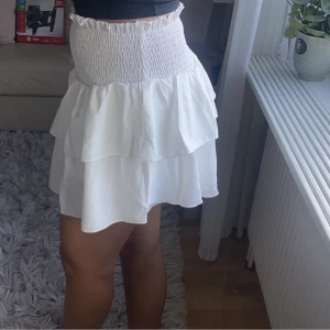 Fin sommarkjol  - Vit söt sommarkjol, nyskick (ej använd), storlek S, köpt för 200kr