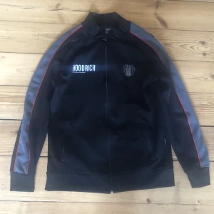 Hoodrich Tracksuit - Hoodrich tracksuit, storlek M i tröjan och S på byxorna. Bra skick, används inte längre pga att den är lite liten. Skriv om ni endast vill ha tröjan eller byxorna så kan pris bestämmas. Köparen står för frakten.