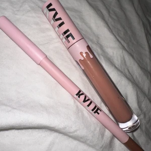 Lipkit från Kylies cosmetics  - Superfint matte lipkit från Kylie Cosmetics i färgen Bare. Har testat läppennan på handen, annars är kittet oanvänt. Köpte det för 350kr men råkade köpa fel färg, färgen är superfin men ej i min smak. Därmed säljer jag det. Säljes för 200kr då det är nytt