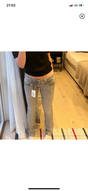 Pepe Low Waist Jeans   - Super snygga pepe jenas. Använda max 4 ggr sparsamt. Strl är 30/32 och passar mig som vanligtvis har S/M. Är 170cm och det går ner över fötterna! HELT SLUTSÅLDA PÅ HEMSIDAN 