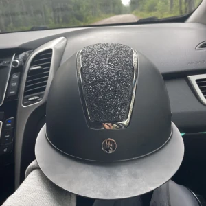 Ridhjälm - Fin HS ridhjälm i storlek M. Köpt från granngården för några månader sedan. Väldigt fint skick👍 Aldrig avramlad i. 