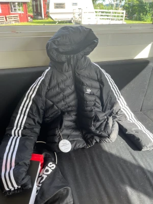 ADIDAS JACKA - Använd flertal gånger,  *Rosa fläck  Tror den går att ta bort har inte hunnit tvätta den.  Äkta.  Strl L 