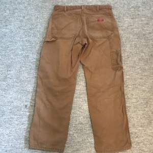 Dickies carpenterbyxa storlek ca 30/32 använt skick och med några fläckar.