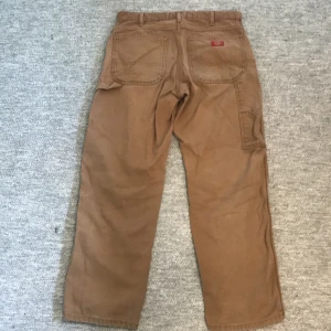 Dickies byxor  - Dickies carpenterbyxa storlek ca 30/32 använt skick och med några fläckar.