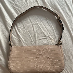 Baguette handväska🫶🏼 - Handväskan är från Lindex och knappt använd, som ny🌸finns ett stort fack och ett litet med dragkedja!!