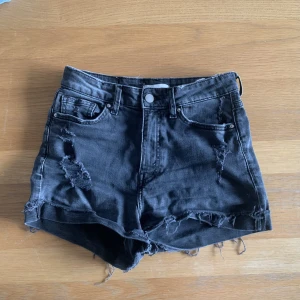 Jeansshorts  - Svarta jeansshorts, välanvända men i gått skick. 