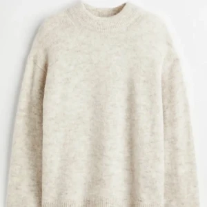 Stickad tröja - Intressekoll på min alpacka stickade tröja från hm. Tröjan är i strlk s men passar både mindre och större än s. Använd fåtal gånger så skicket på tröjan är mycket bra. Nypriss 900kr🫶🫶