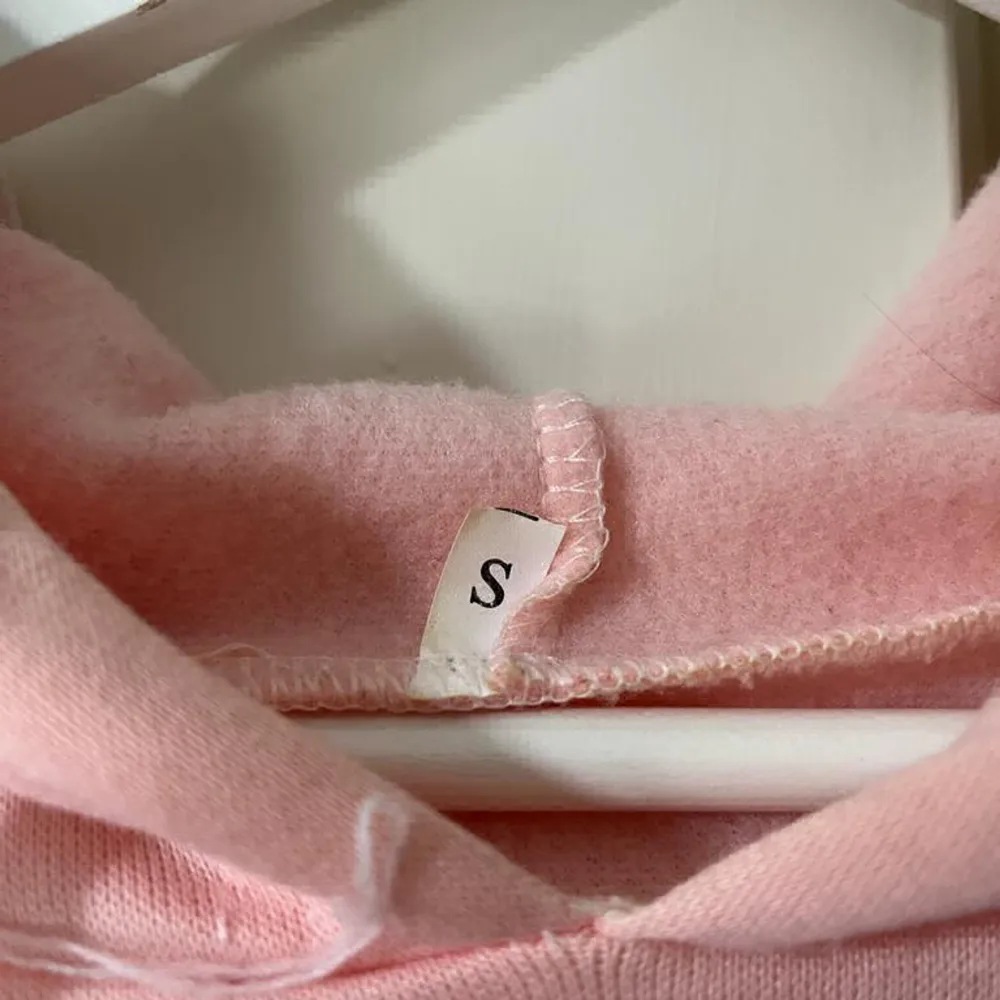 En rosa hoodie som endast har använts en gång. Kontakta för frågor 😊. Tröjor & Koftor.