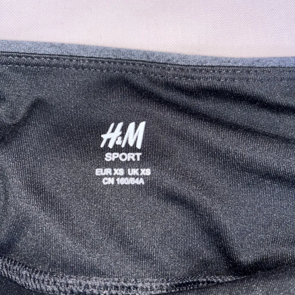 Ett par svart/grå/vita träningstights i storlek XS från H&M 🤍De är i superfint skick   . Övrigt.