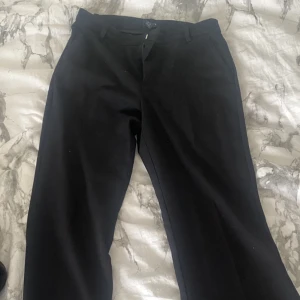 Kostymbyxor - Mid waist kostymbyxor från lindex. Super sköna och i bra skick. Säljs så de inte passar längre. Stl 40 men passar även 38. Nypris 500kr