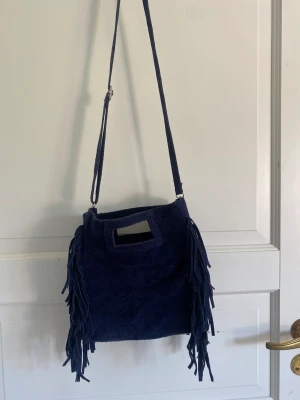 Maje liknande väska - Säljer denna fina Maje liknande väskan. Fin, stor, rymlig och perfekt nu till skolan! Jag har köpt väskan här på plick för 590 och säljer den nu för 200, (pris kan diskuteras). Köparen står för frakt och det är bara att fråga om ni undrar över något!❤️❤️