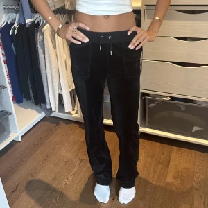 Juicy couture byxor - Säljer mina svarta juicy couture byxor, ordinarie pris: 1099kr, mitt pris: 399kr.🥰