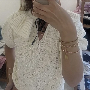 Blus zara - Så söt stickad blus från zara med PRISLAPPEN kvar! Storlek m men passar mig med xs/s! Nypris är 350 kr & jag säljer för 180🤍 finns inte kvar i butik!!!💕 använd gärna köp nu🥰