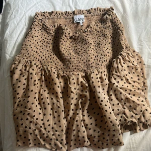 Kort kjol - Jättegullig kjol från ganni. Använd fåtal ggr. Är även superfin att ha som en topp