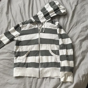 Kofta  - Så fin randig kofta, står storlek M men skulle säga att den är mer som en S. Passar mig bra som bär Xs.Använd gärna köp nu👐🏻