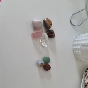 Kristaller - Olika kristaller (stora) 2 tigers eye 1 clear quartz 1 rose quartz 1 ökänd (små)1grön aventurin(stav) 2 agate?  Stora 12 kr styck Små 6 kr styck🫶🩷
