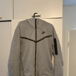 Nike tech fleece grå hoodie - Knappt använd storlek S 100% äkta