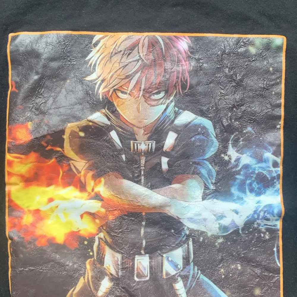 my hero academia todoroki tröja tryck är lite slitet, syns på bilden strl S men passar även som M (oversized). T-shirts.