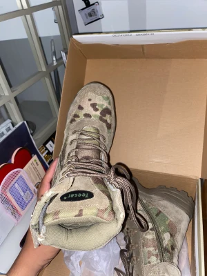 Teesar kängor - Säljer ett par kängor som min farsa köpte för ett år sen helt oanvända.  Ordinarie pris 1100