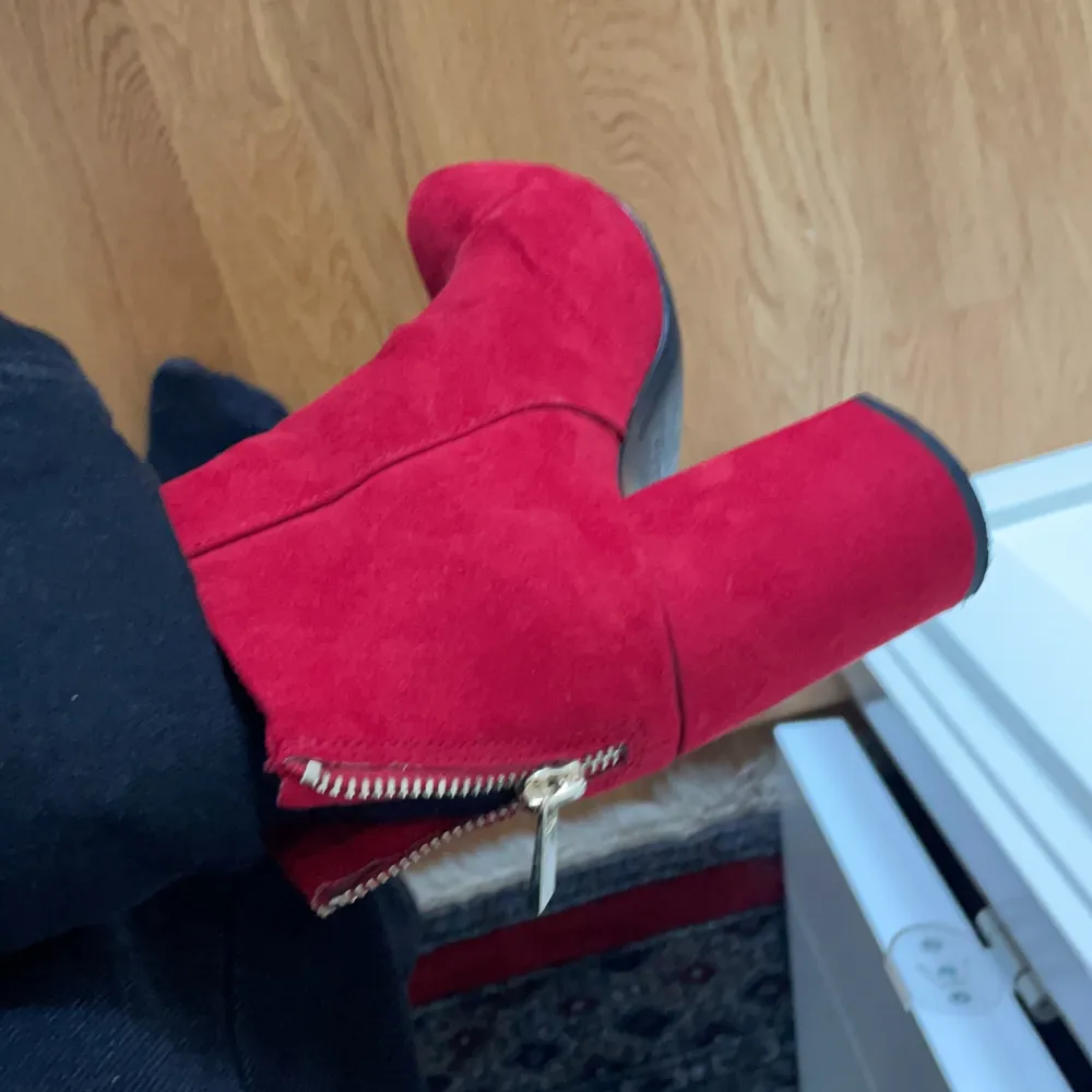 Skitsnygga röda mocka imiterade boots från pull and bear! Säljer pga jag har problem med fötterna. I toppskick. Dragkedjan funkar fint också!. Skor.