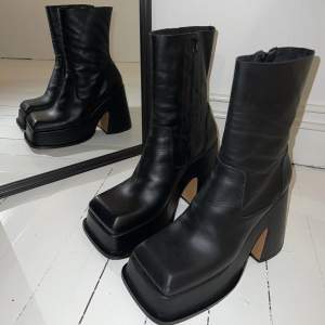 Boots med fyrkantig tå i premium leather. Har inte fått användning av dem tyvärr, så de är helt oanvända 🖤nypris 1400kr, pris kan diskuteras vid snabb affär! 