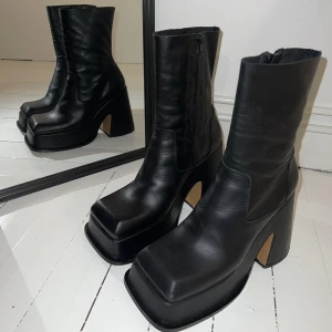 holden boot - Boots med fyrkantig tå i premium leather. Har inte fått användning av dem tyvärr, så de är helt oanvända 🖤nypris 1400kr, pris kan diskuteras vid snabb affär! 