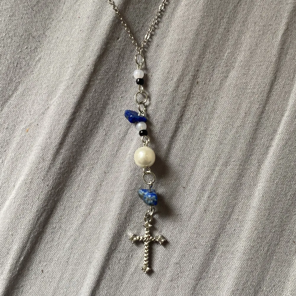Gjorde halsbandet och kristall pärlorna är äkta Lapiz Lazuli(:  Skriv om ni har frågor . Accessoarer.