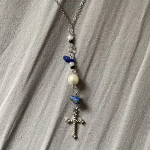 Gjorde halsbandet och kristall pärlorna är äkta Lapiz Lazuli(:  Skriv om ni har frågor 