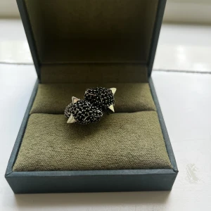 leopard ring - jättefin ring! vet inte materialet men haft den ca 2 månader och den har inte tappat någon färg alls! priset går att diskutera:) storlek mellan 18-19mm i diameter