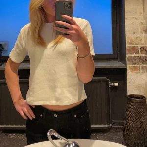 Stickad tröja/t-shirt - Fin stickad tröja/t-shirt från zara💕 Färg: beige/vit 