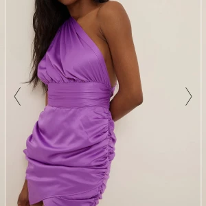 Satinklänning - Mindre i storleken så passar 36/38. Endast använd en kväll annars i perfekt skick.,