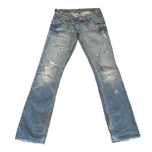 Bootcut jeans m feta detaljer o hål🌟💕