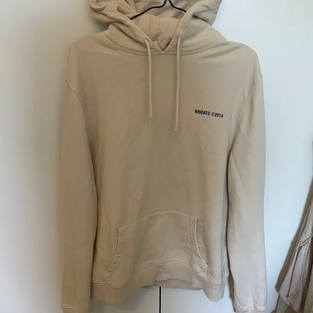 hej! säljer min axel arigato hoodie då den är för stor. den är köpt i deras butik i göteborg och är ganska oversize😊nypris 2200, priset kan diskuteras. Hoodies.